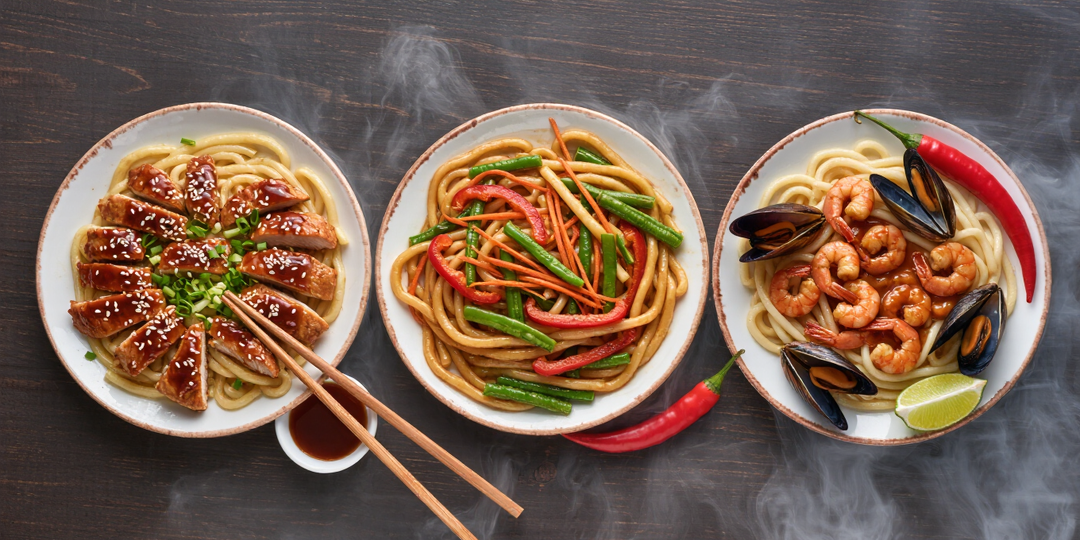Азия на сковороде за 15 минут: удон с курицей, овощами и морепродуктами в трех соусах