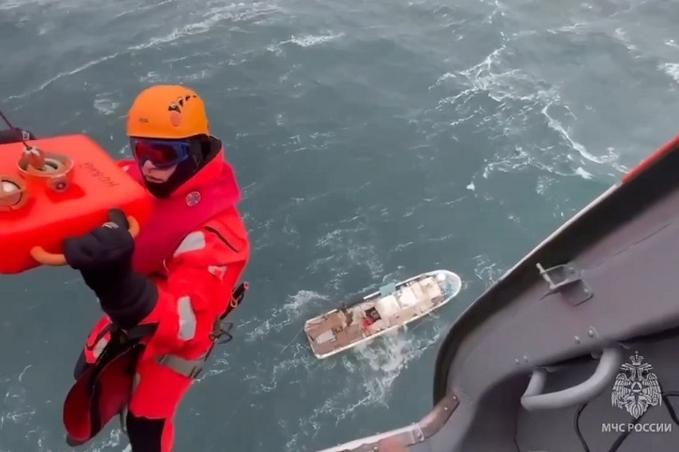    Спасатели эвакуировали мужчину в Татарском проливе ГУ МЧС России по Сахалинской области