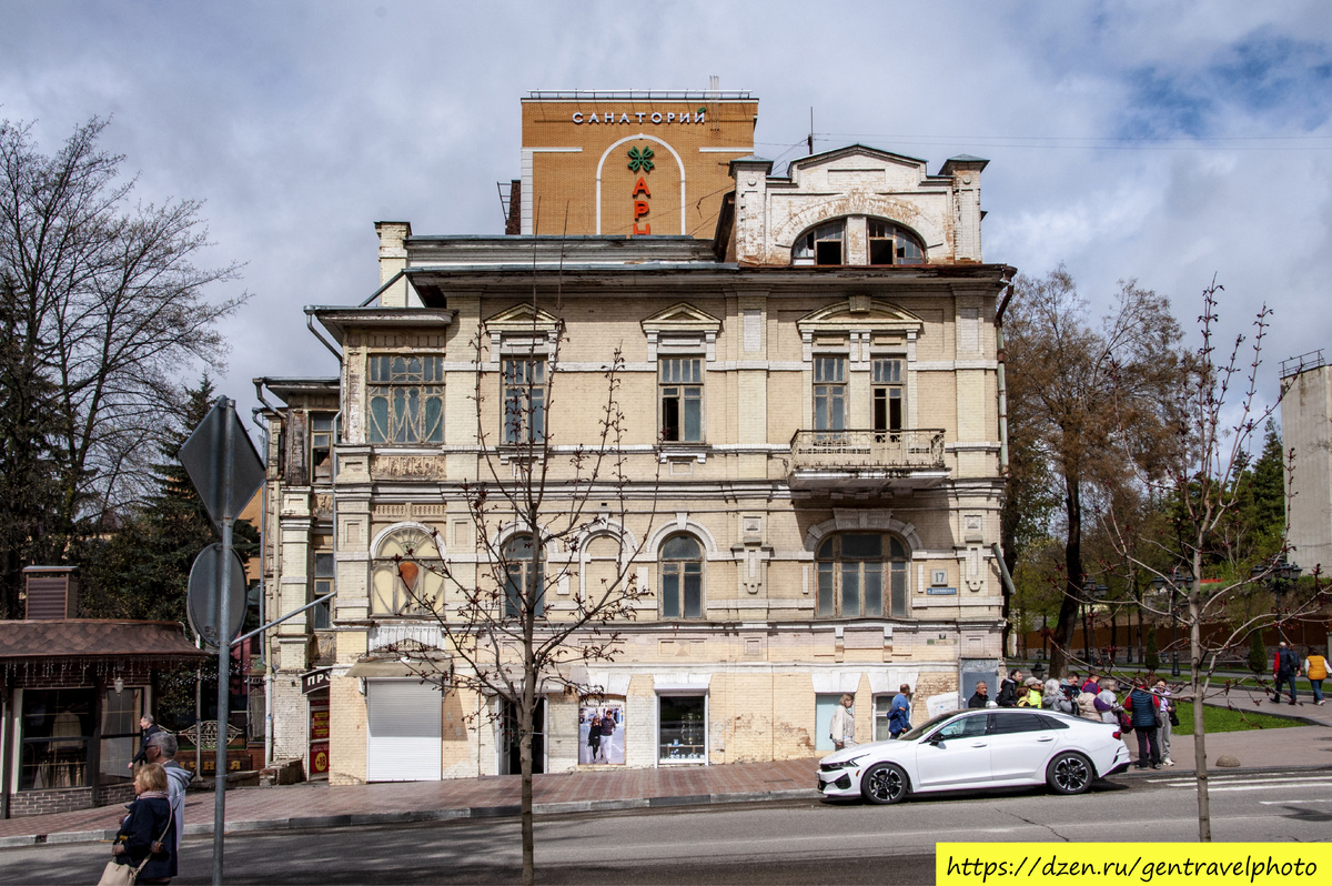 Особняк Артемия Очакова - большое трехэтажное здание на высоком цоколе, находящееся на вершине Вокзальной горки, является украшением этого уголка курортного района. Особняк был построен в 1900-1901 гг по проекту пятигорского архитектора Эммануила Ходжаева для младшего сына кисловодского купца Емельяна Очакова – Артемия, известного виноторговца, а также хозяина кирпичного завода. В процессе строительства здания Ходжаев по просьбе Артемия Очакова добавил к особняку северную террасу с выходом в сад. В советские времена особняк Очакова был национализирован, и передан Курортному совету, который разместил в нём детский сад. В 1989-1991 годах, архитектором И. Казанской была произведена реставрация здания. В настоящее время в особняке Очакова находится один из корпусов кисловодского пансионата «Горизонт». А современное высотное здание из красного кирпича на заднем плане - один из корпусов санатория «Арника».