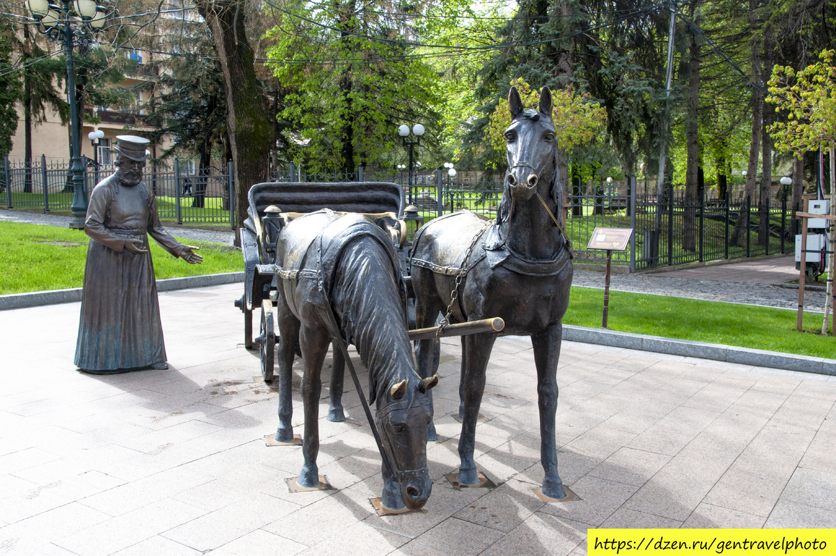 «Экипаж» (другое название «Ландо») — бронзовая жанровая скульптура в Кисловодске, установленная в 2022 году. Автором скульптуры является белорусский скульптор Владимир Жбанов. Скульптура символизирует курортную жизнь XIX века и напоминает о том, что когда-то добраться до Кисловодска можно было только в экипаже – у кого своего экипажа не было приходилось пользоваться услугами извозчиков. Композиция изображает старинную повозку «ландо» - лёгкую четырёхместную повозку со складывающейся крышей, запряжённую двумя лошадьми, и кучера, приглашающего воспользоваться перевозкой. Скульптура расположена в пешеходной зоне на проспекте Ленина, недалеко от её пересечения с проспектом Дзержинского и популярна для фотосессий, с учётом того, что в карету можно садиться.