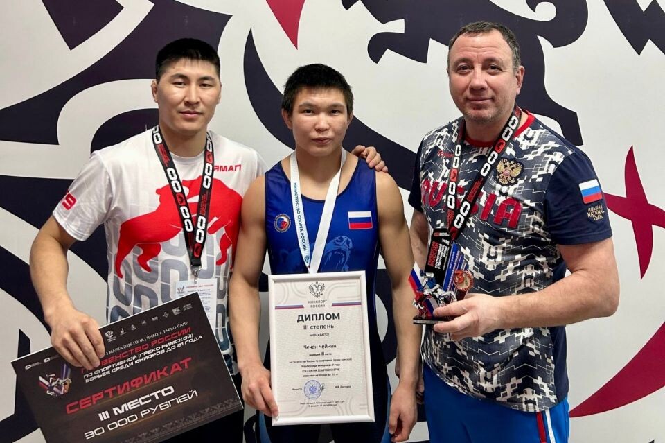    Чечен Чейнин с тренерами. Фото: Союз федераций спортивной борьбы Сибири