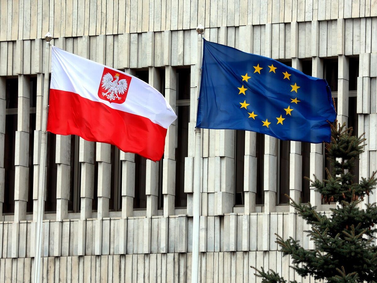    Флаги на территории посольства Польши в Москве | © РИА Новости / Виталий Белоусов