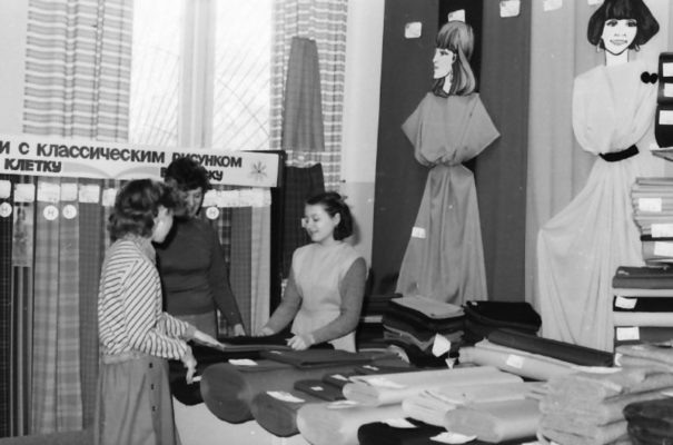    В фирменном магазине «Российские ткани» города Камышина (фото: Степанятов В.П. , 1985 год)