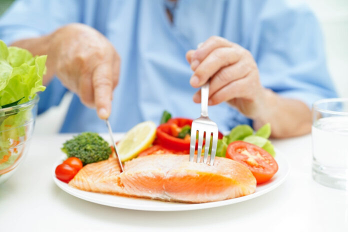    В 2032 году мир столкнулся с неожиданным поворотом: обычные продукты, такие как куркума и овсянка, превратились в новую валюту, ставя под вопрос будущее гастрономии и человеческого долголетия.