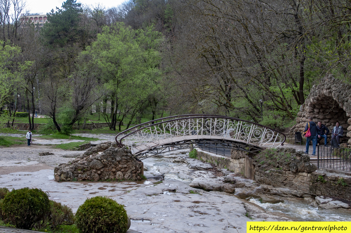 В нижней части Кисловодского курортного парка находится мостик «Дамский каприз», переброшенный через реку Ольховку. Мостик появился в 1892 году, изначально назывался «Первый», авторство приписывают главному архитектору Кавказских Минеральных Вод Якову Лукашёву. Через несколько лет мостик был переименован в «Дамский каприз». современный вид мостика представляет собой ажурную арочную конструкцию с элегантными чугунными перилами и белоснежными орнаментами. Металлические элементы выполнены в виде кружевного узора, что делает мост визуально лёгким и воздушным. Окрестности: вокруг мостика растут величественные деревья — клёны, ясени, ели, буки, грабы и даже пробковые дубы. Весной и летом берега Ольховки украшает ковёр из изумрудных трав, ландышей, крокусов, колокольчиков и других цветов.