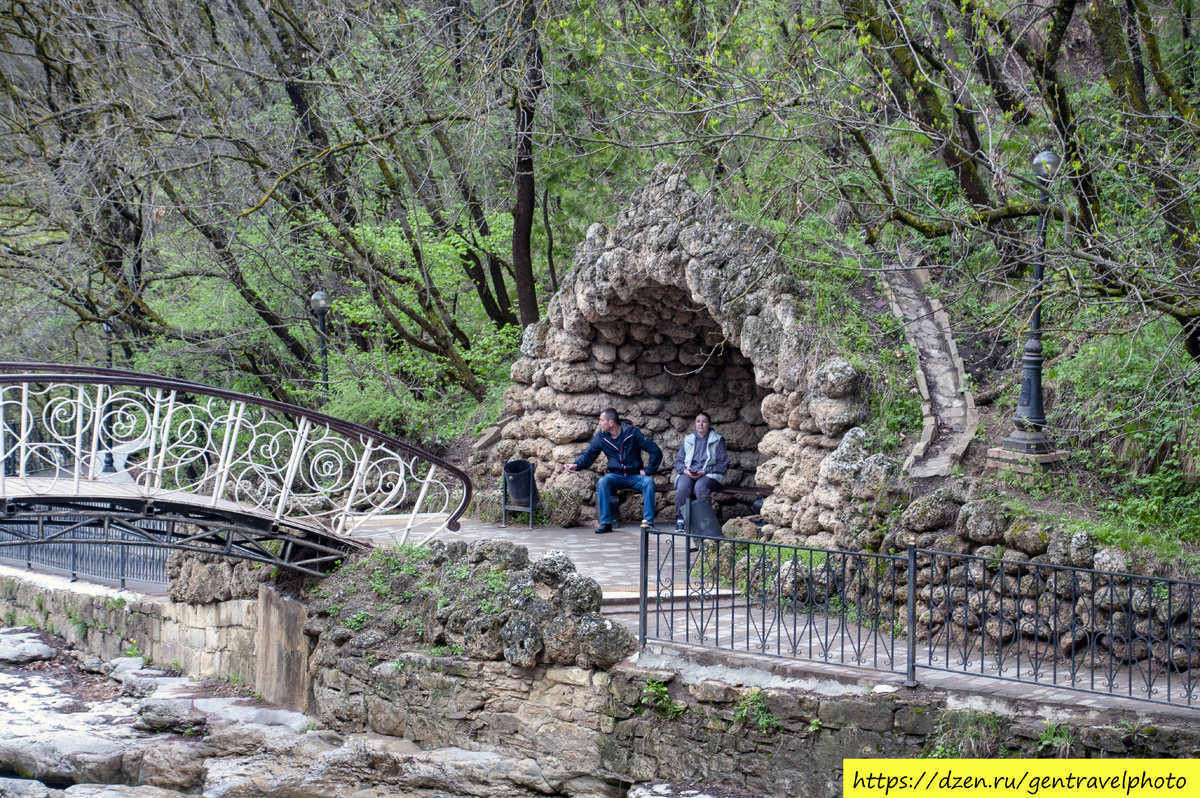 А прямо у мостика находится небольшой грот любви — уютная и глубокая ниша в скале, украшенная кладкой из известкового туфа. Это место часто используется для фотосессий и романтических встреч.