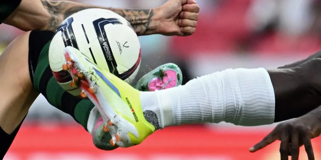 Забутсовали. 27 февраля возобновляется чемпионат России по футболу. До развязки 12 туров. Но кому играть и кто установит правила?