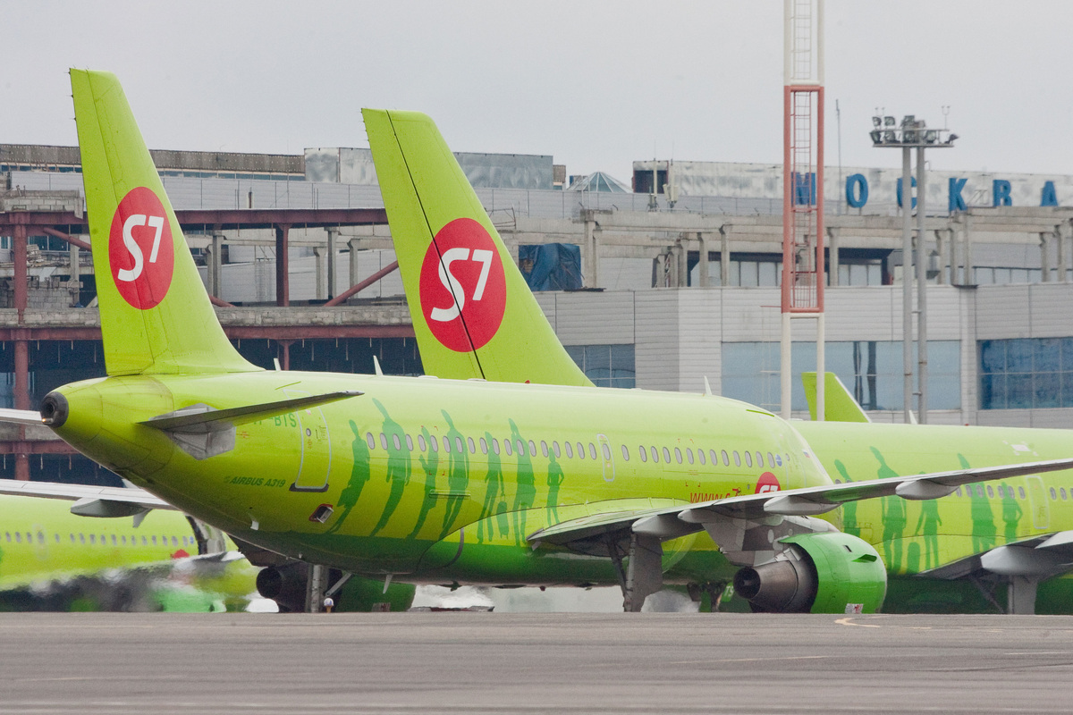    Аэропорт Домодедово самолет перевозка авиакомпания Сибирь S7 GLP