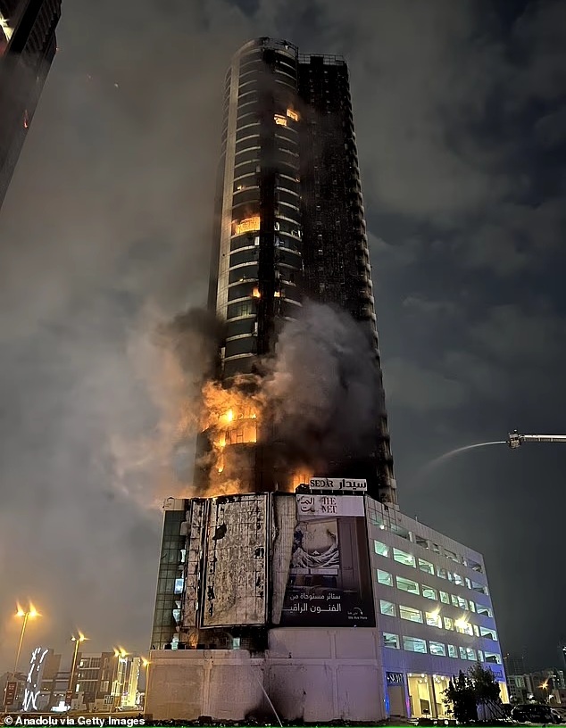 В верхней части высотного здания образовался огромный огненный шар, обломки разлетелись и упали на прилегающую территорию. На данный момент неизвестно, есть ли пострадавшие.