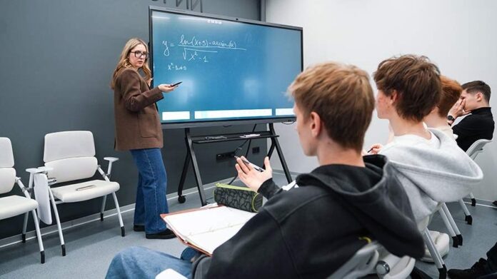    В 2029 году компании были вынуждены взять под контроль образовательные учреждения, чтобы обеспечить себя квалифицированными специалистами на фоне острого дефицита кадров.