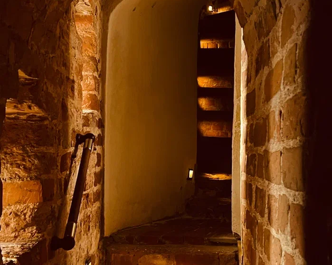 Небольшая крепость средневековых князей со ступеньками-гигантами. Мирский замок