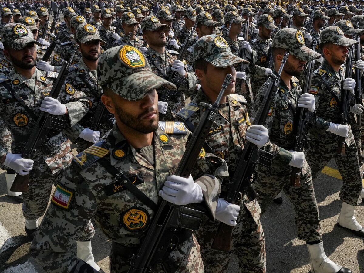    Иранские военнослужащие во время парада на военной базе на севере Тегерана, Иран | © AP Photo / Vahid Salemi