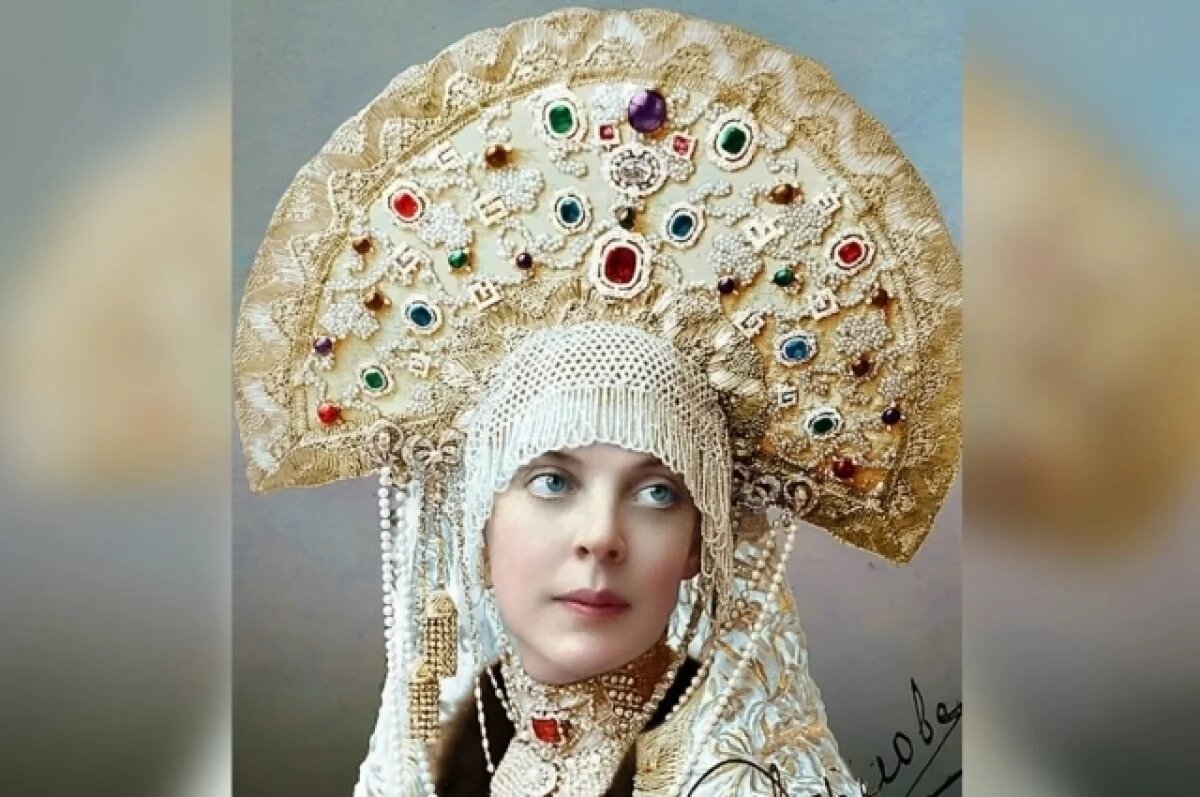    Придворные дамы и кавалеры шили костюмы по специальным эскизам, одобренным императором. Стоило это так дорого, что около сотни человек отказались от участия в бале. Графиня Орлова.