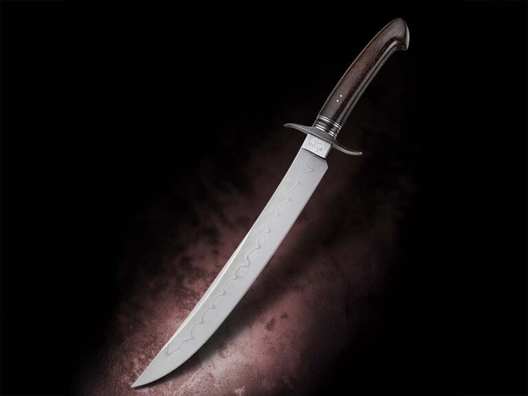 На выставке будут представлены работы ведущих мастеров-оружейников. Среди них выделяется Брайан Томберлин, который представит свой персидский боевой нож. Этот нож изготовлен из инструментальной стали W2 и украшен хамоном. Рукоять выполнена из дерева раталокс, а общая длина ножа составляет 42 см.