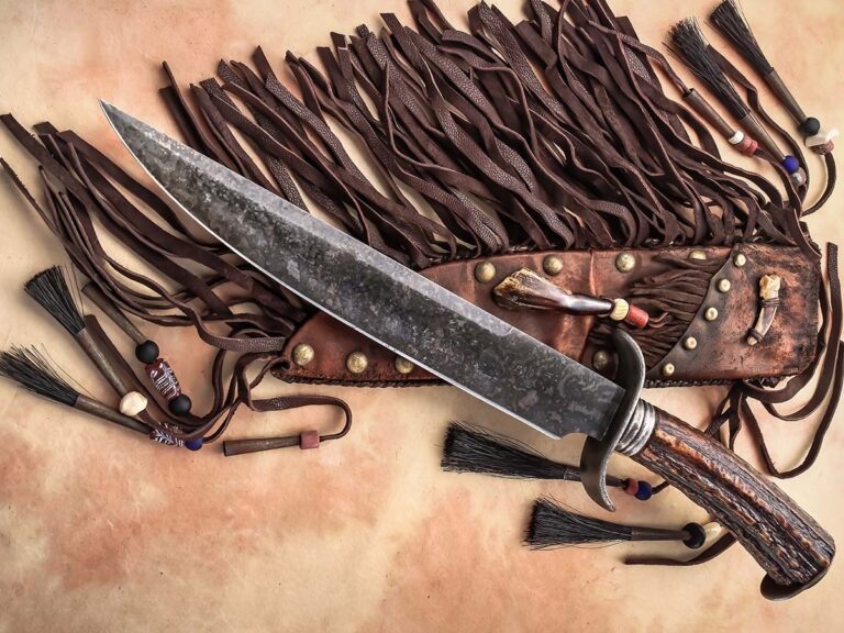 Рэймонд Ричард Боуи стал победителем номинации «Лучший боец» на выставке Ассоциации коллекционеров ножей в Орегоне в 2018 году. Его нож впечатляет своими размерами: общая длина составляет 15 дюймов. Ножны выполнены в духе фронтира и украшены инкрустацией из барсучьей шкуры, бизоньих зубов и чешуи гремучей змеи. Компания Grey Leather Co. изготовила эти ножны.