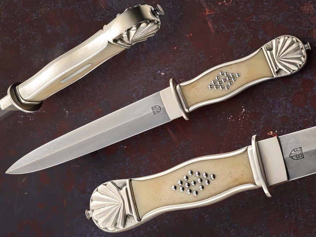 Нож Мэтта Паркинсона в калифорнийском стиле, созданный Боуи, поражает утонченным и изящным дизайном. Рукоять сделана из прочной вудзовой стали, а накладка, навершие и гарда выполнены из качественного серебра.