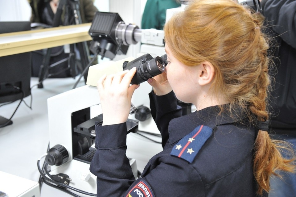    Благодаря ДНК полицейские раскрывают сложные преступления. Дмитрий КУТЕПОВ