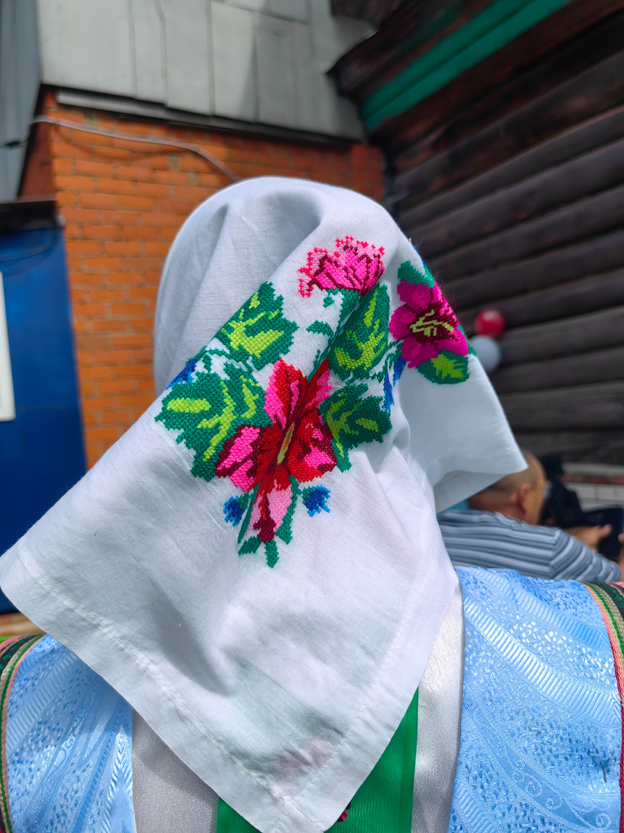 Вышитый платок