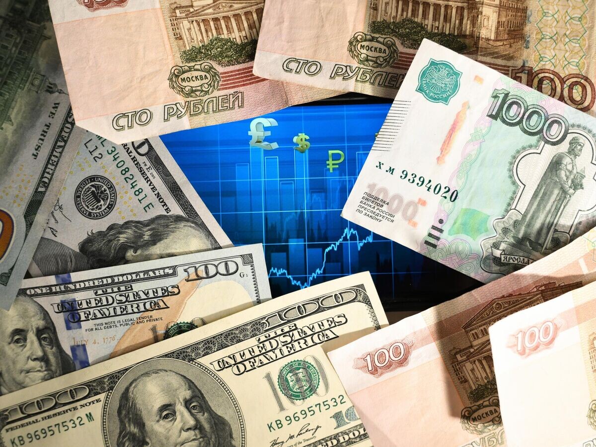    Денежные купюры Банка России и долларов США© РИА Новости . Владимир Астапкович