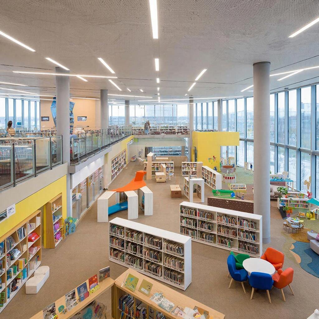 На объекте появились новые компьютеры и проекторы, мебель, стеллажи.  Фото: Изображение сгенерировано нейросетью / Станислав Казаченко