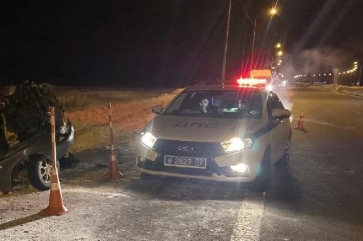    На тюменской трассе «десятка» на летней резине влетела в столб