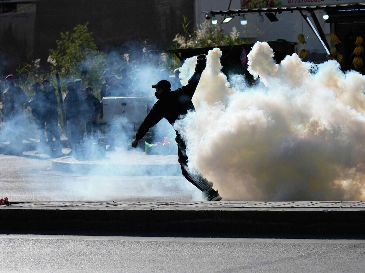    Силы безопасности применили снаряды со слезоточивым газом против демонстрантов, пытающихся прорваться к американскому посольству на территории “зеленой зоны” в центре Багдада | © AP Photo / Hadi Mizban