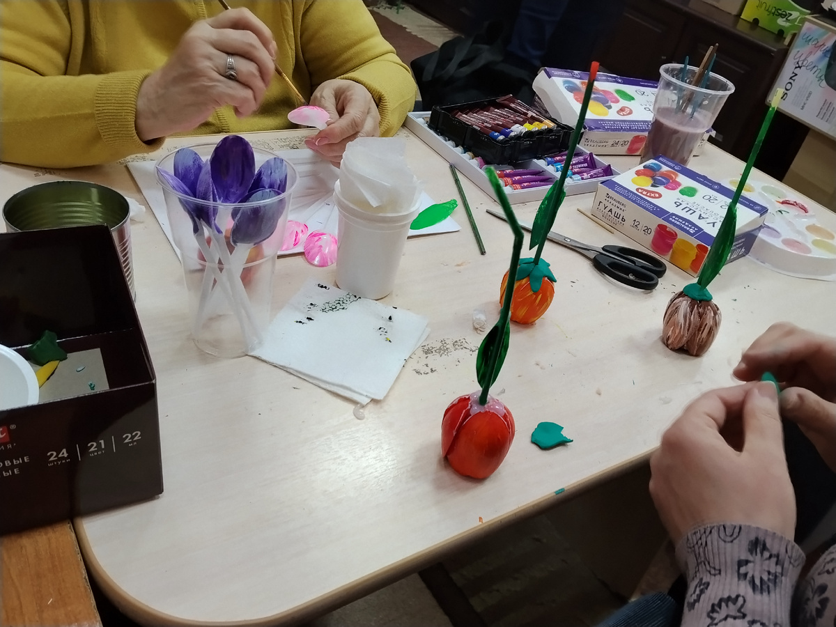 Исходный материал: ложки, трубочки и стаканчики. Поверить, что это будут цветы, сложно». Фото автора. 