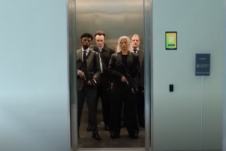    Хотя в центре сюжета ограбление компании, авторы смещают акцент с расследования на размышления о финансах и материальном неравенстве.   
Фото: Скриншот из трейлера