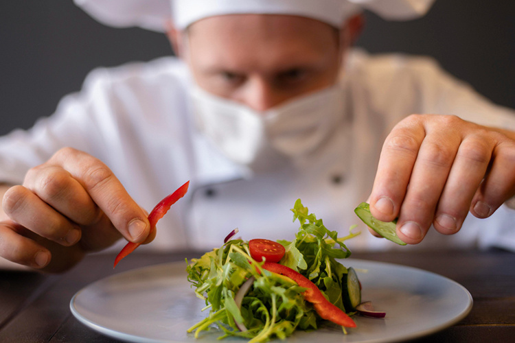    Рестораторы сетуют, что новых звезд на поварском небосклоне не зажигается, шеф-повара пеняют на владельцев заведений за то, что те даже не дают общаться с коллегами, не то чтобы развиваться и оттачивать свое мастерство.   
Фото: ru.freepik.com