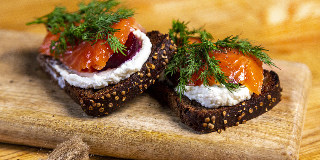 Бутерброды с лососем и свёклой