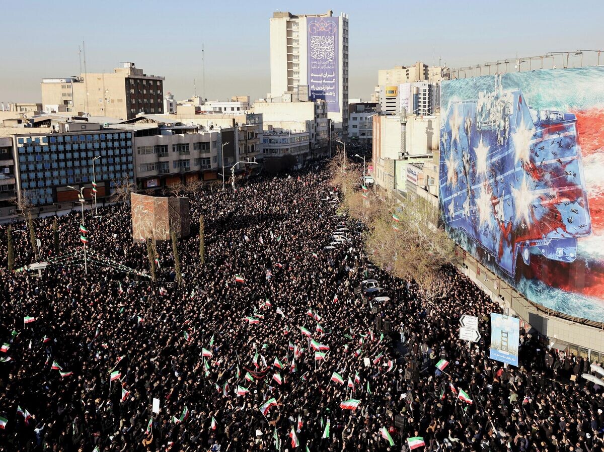    Люди собрались в центре Тегерана, чтобы почтить память верховного лидера Ирана аятоллы Али Хаменеи, убитого в результате израильских и американских ударов | © REUTERS / Majid Asgaripour