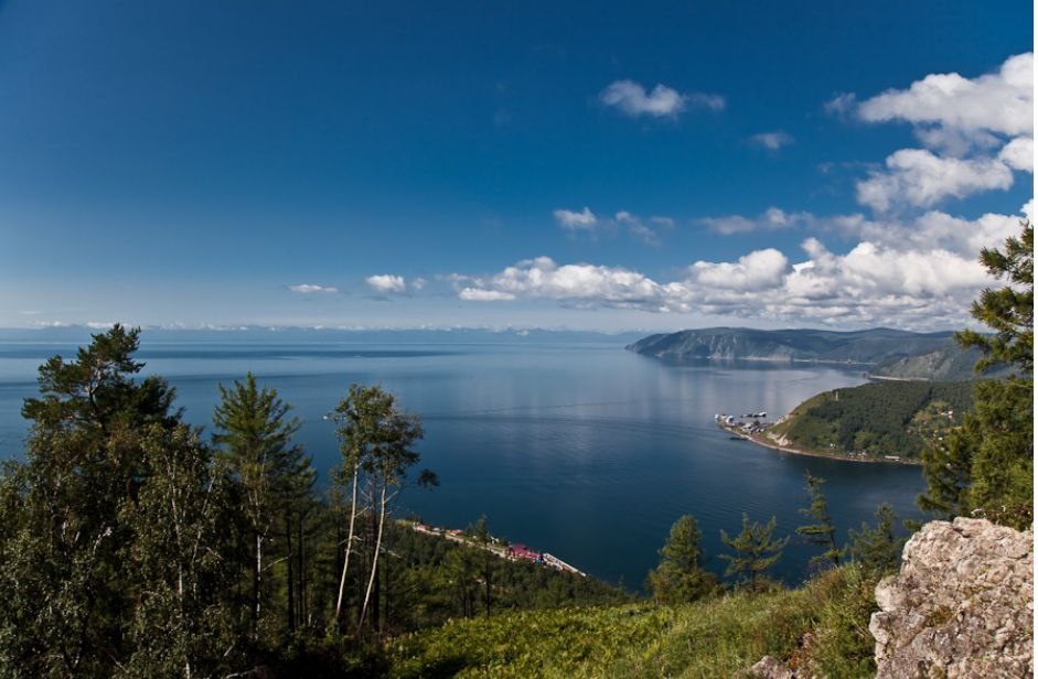 Такое название из-за большого количества лиственниц