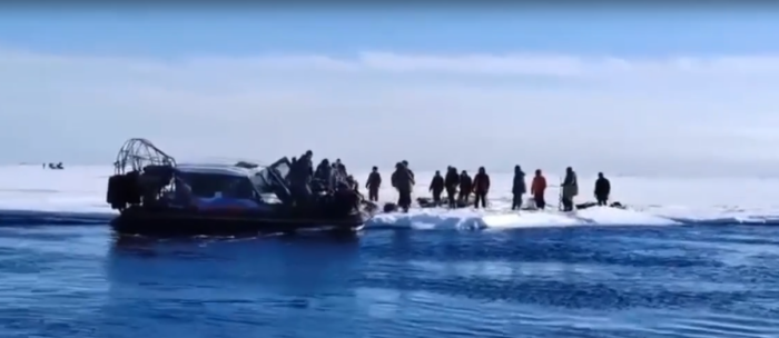 Очередную партию рыбаков грузят с оторвавшейся льдины на аэролодку «Север» / скриншот кадра видео МЧС России