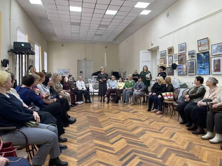     Говорили о женском счастье, о том, как находить радости в мелочах. Фото: telegram-канал сенатора РФ от Новгородской области Елены Писаревой