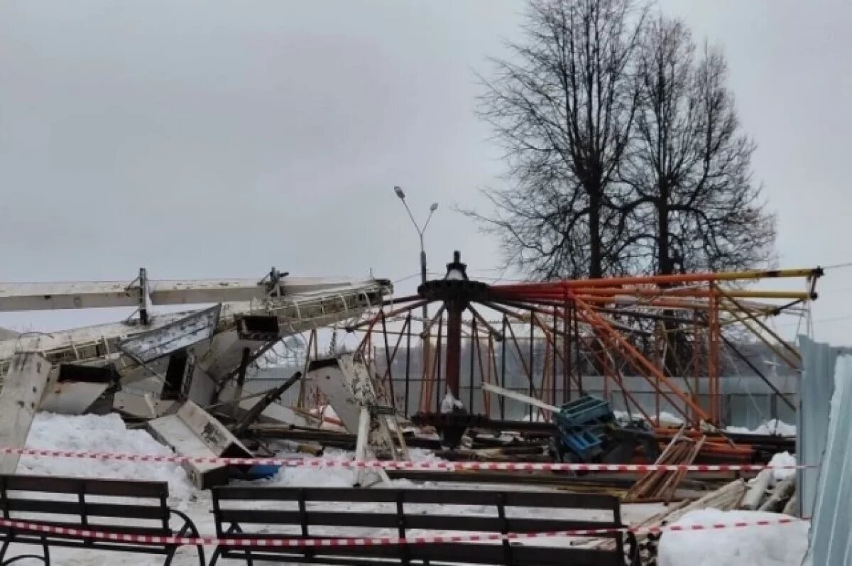    Опубликовано видео с Городского сада в Твери, где стояло колесо обозрения