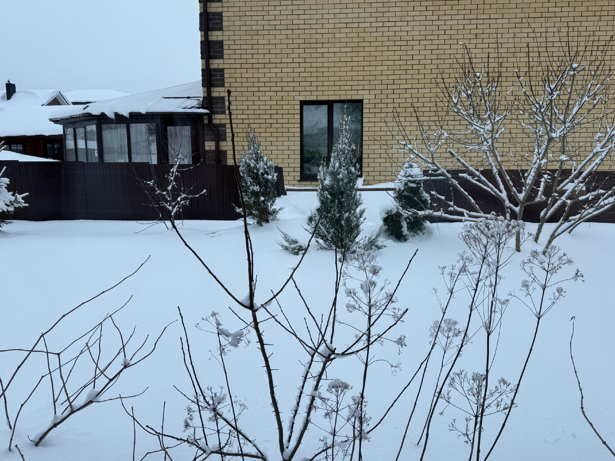 Часть забора снесло снегом с крыши