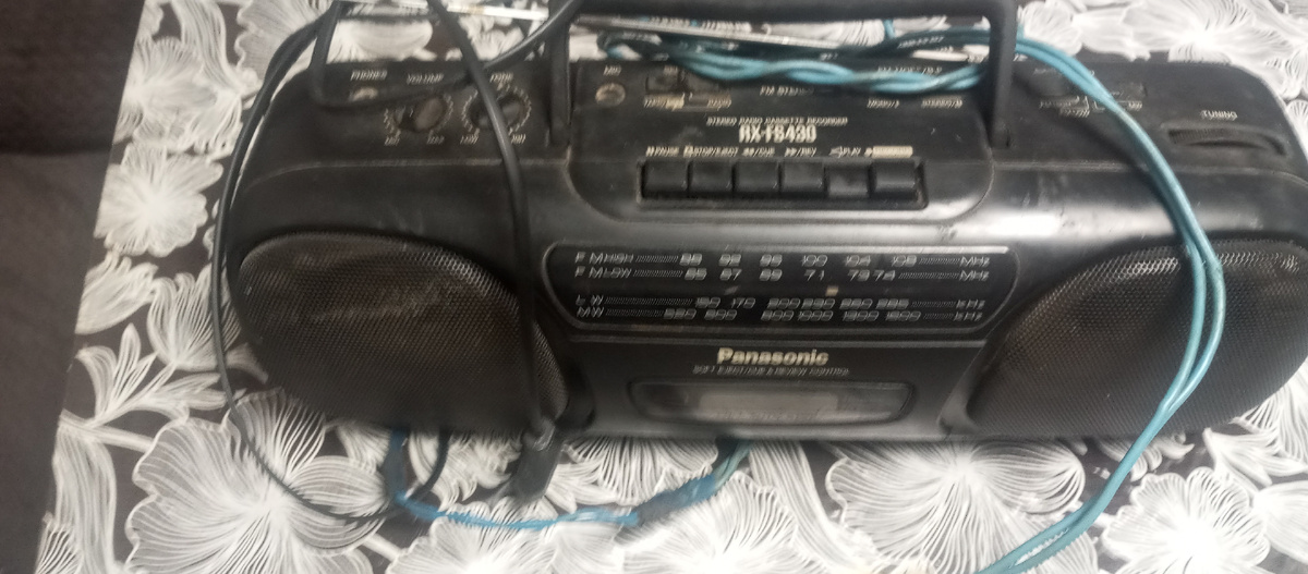 На фото видно два шнура питания синий и черный цвет