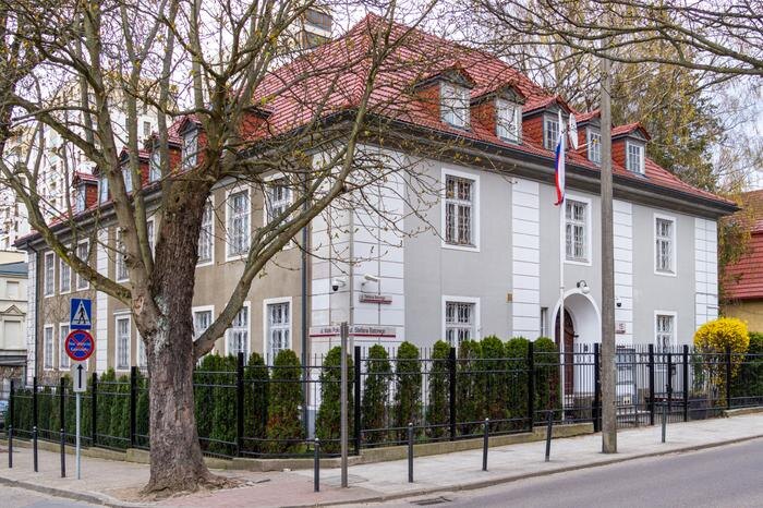 Здание генконсульства России в Гданьске. Обложка © Shutterstock / FOTODOM / Konoplytska