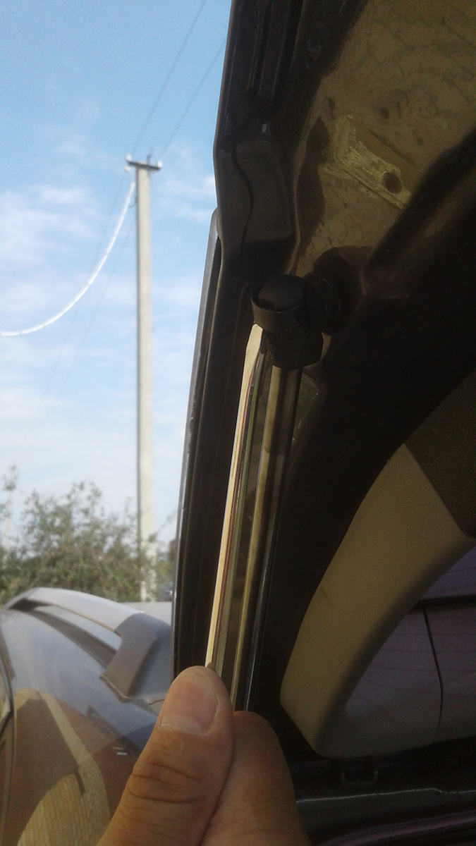 Вставляем отвертку под крепеж и немного поворачиваем вдоль оси. Полностью снимать защелку не надо, достаточно, чтобы усики разошлись слегка

