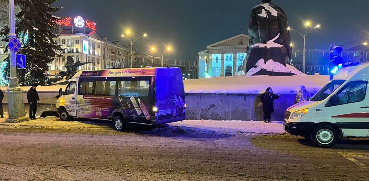 Январский наезд маршрутки на пешеходный переход прямо за спиной монумента белорусского классика тг УГАИ МВД Мингорисполкома