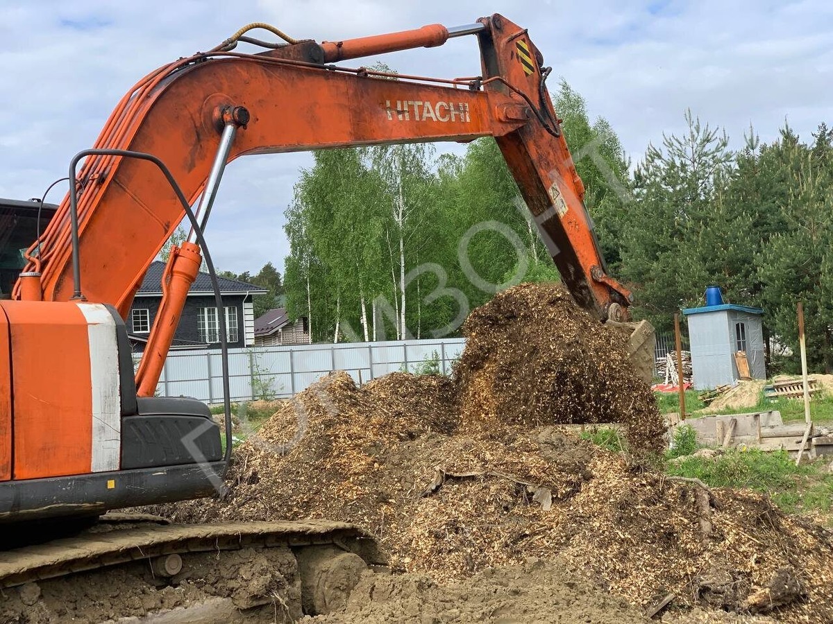 Перед началом копки котлована в Московской области, сделали расчистку территории от мусора и вывезли самосвалами на свалку для утилизации грунта.