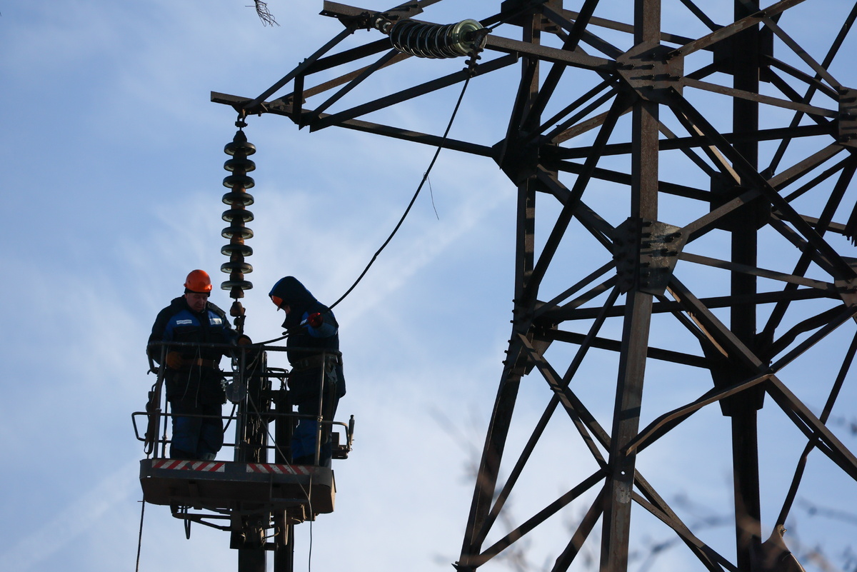    Восстановление ЛЭП ТАСС