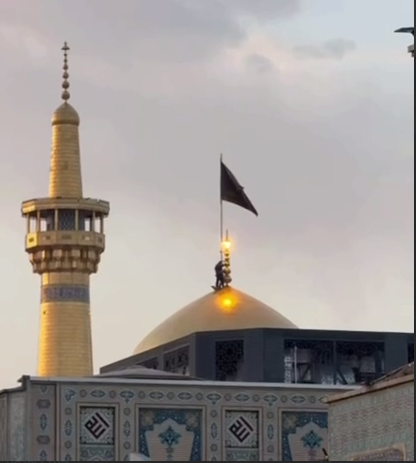 Траурный флаг, поднятый по случаю гибели Хаменеи над мечетью имама Резы в родном городе аятоллы - Мешхеде.