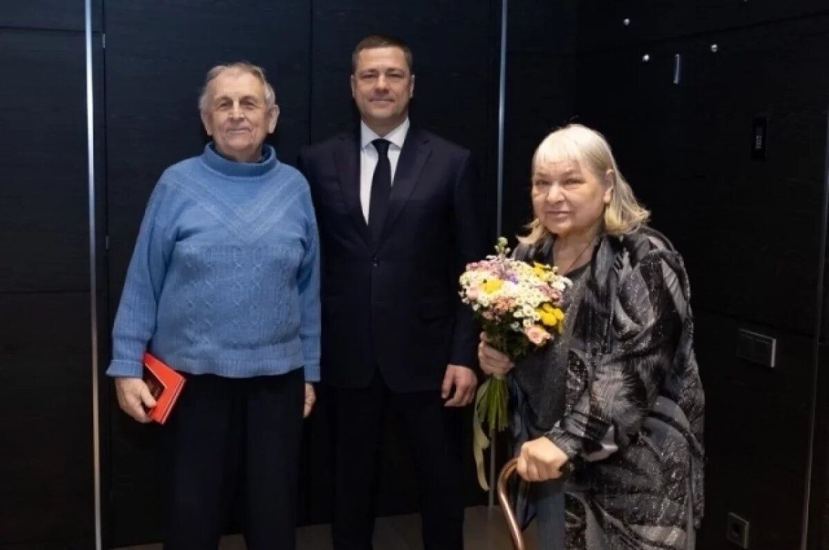    Депортированным из Латвии супругам вручили российские паспорта в Пскове