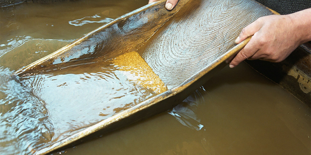 Какой лоток для промывки золота лучше: американская тарелка или деревянный лоток?