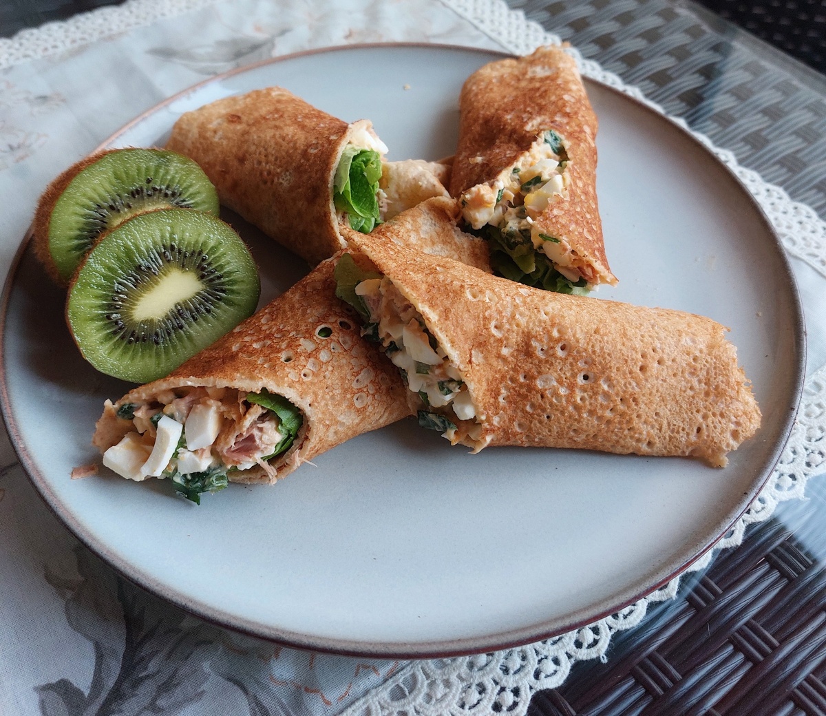 Нутовый блин с тунцом и рубленым яйцом от Ани Прокофьевой. 