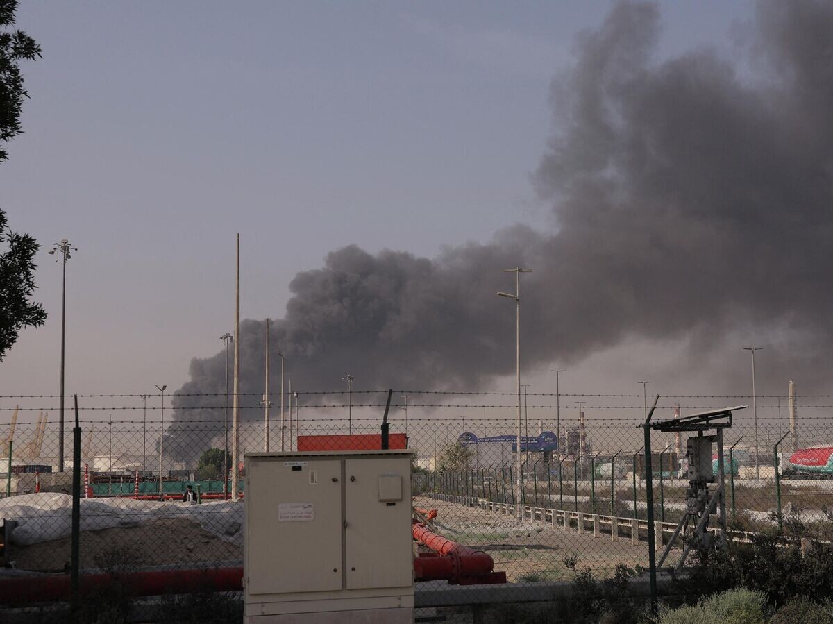    Дым на месте иранского удара в Дубае, ОАЭ | © REUTERS / Amr Alfiky