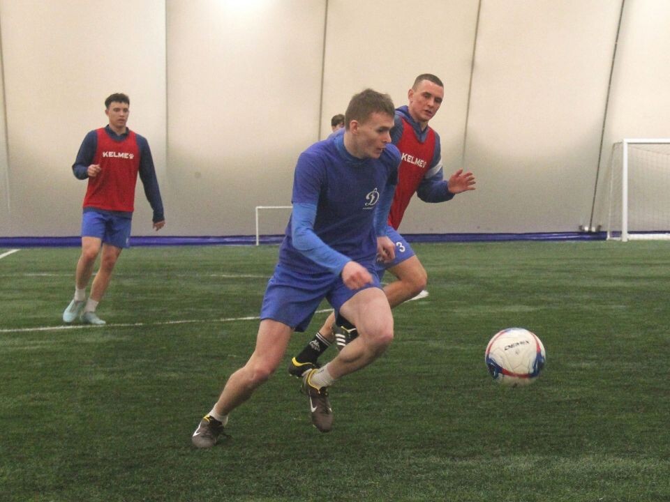    Тренировка динамовцев в манеже Pro Football накануне отъезда на сборы. Фото: Пресс-служба ФК "Динамо-Барнаул"