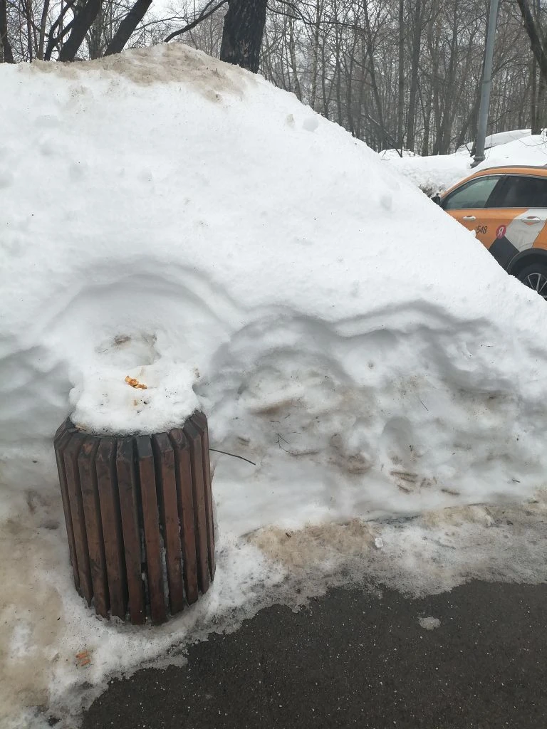 Такие сугробы у подъездов