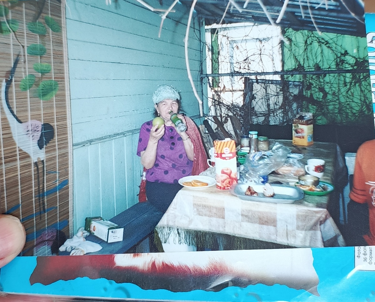 Мама под навесом у нашей дачи